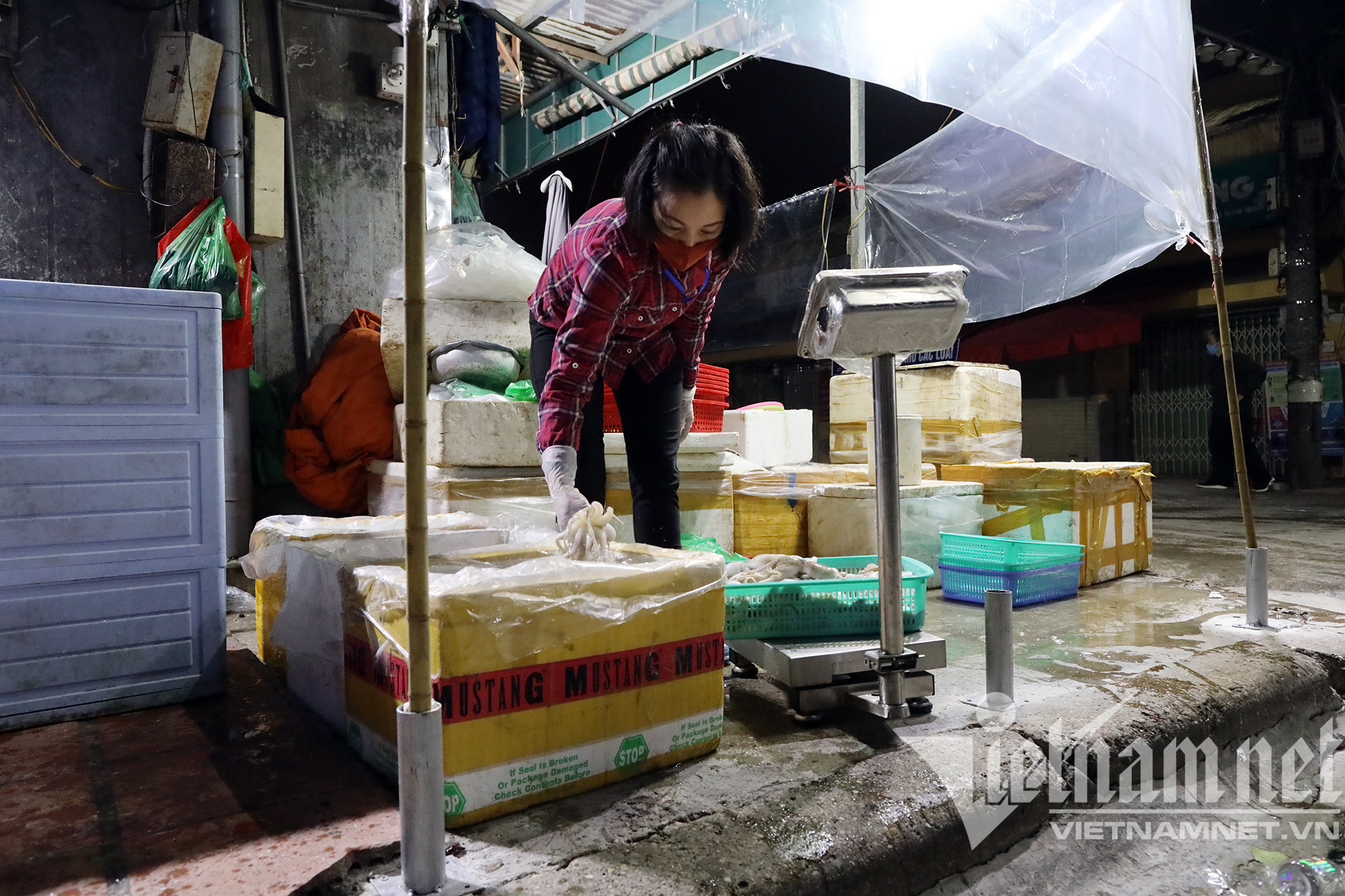 Chợ đầu mối nổi tiếng nhất Hà Nội mở lại sau hai tháng đóng cửa - Ảnh 10.