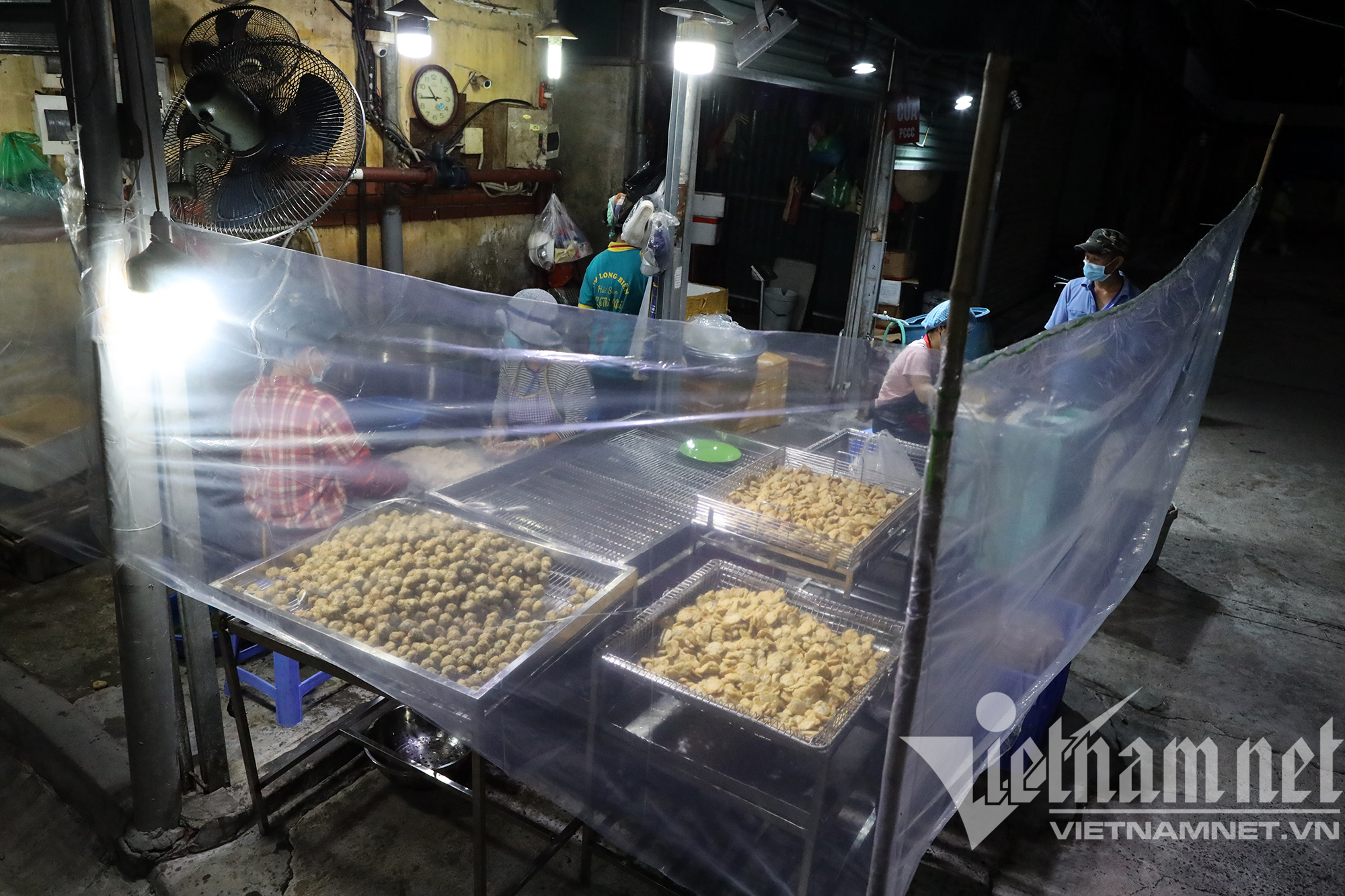 Chợ đầu mối nổi tiếng nhất Hà Nội mở lại sau hai tháng đóng cửa - Ảnh 8.