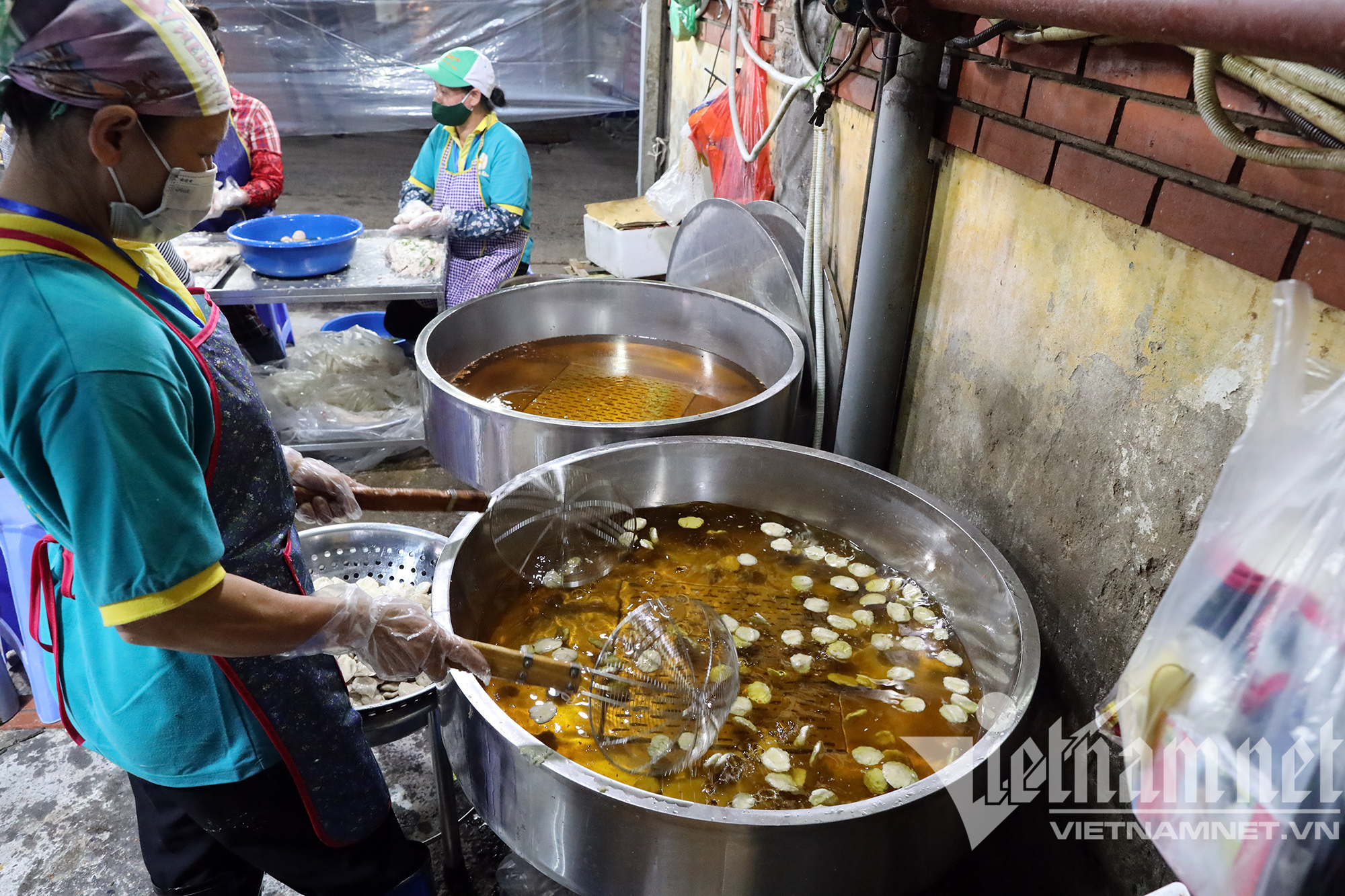 Chợ đầu mối nổi tiếng nhất Hà Nội mở lại sau hai tháng đóng cửa - Ảnh 9.