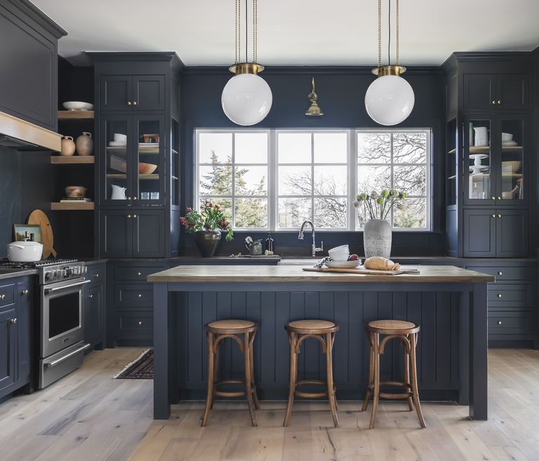 Nội thất căn bếp màu xanh đen với view tuyệt đẹp ra núi rừng - Ảnh 2.
