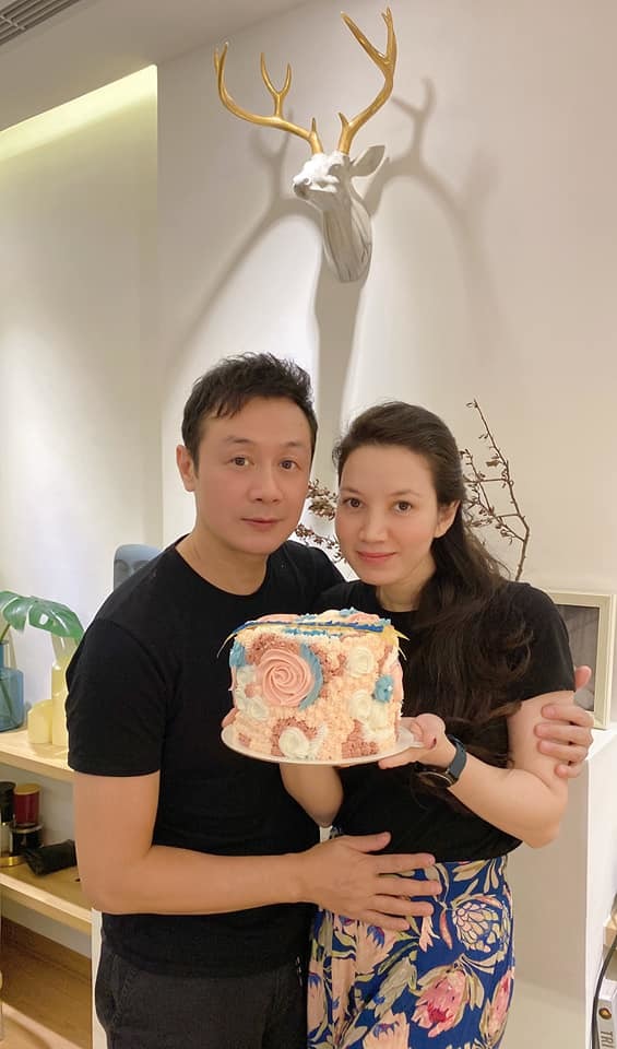 MC Anh Tuấn hạnh phúc đón sinh nhật bên vợ trẻ - Ảnh 2.