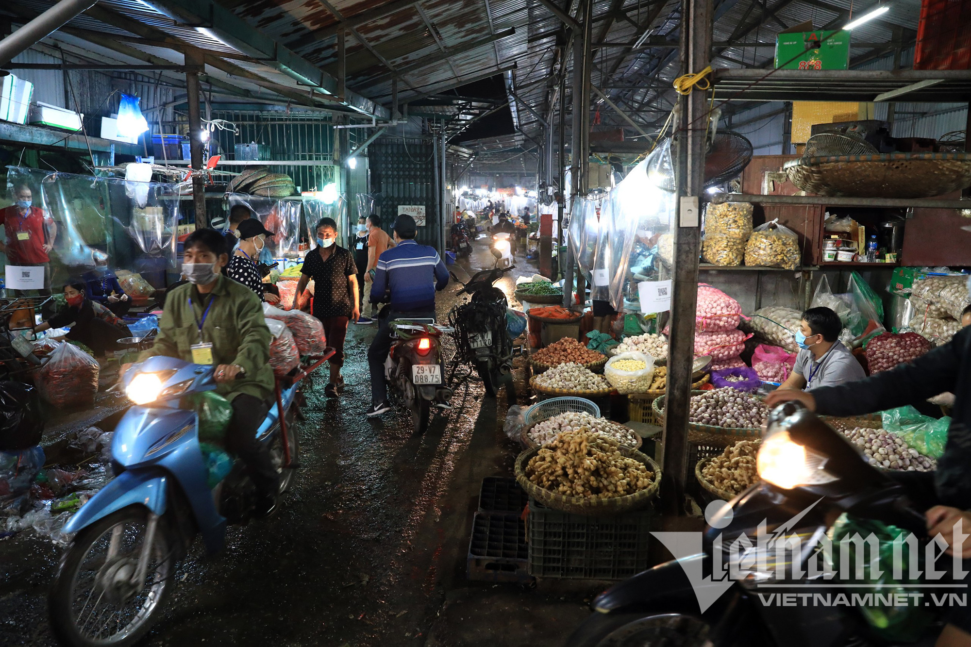 Chợ đầu mối nổi tiếng nhất Hà Nội mở lại sau hai tháng đóng cửa - Ảnh 11.