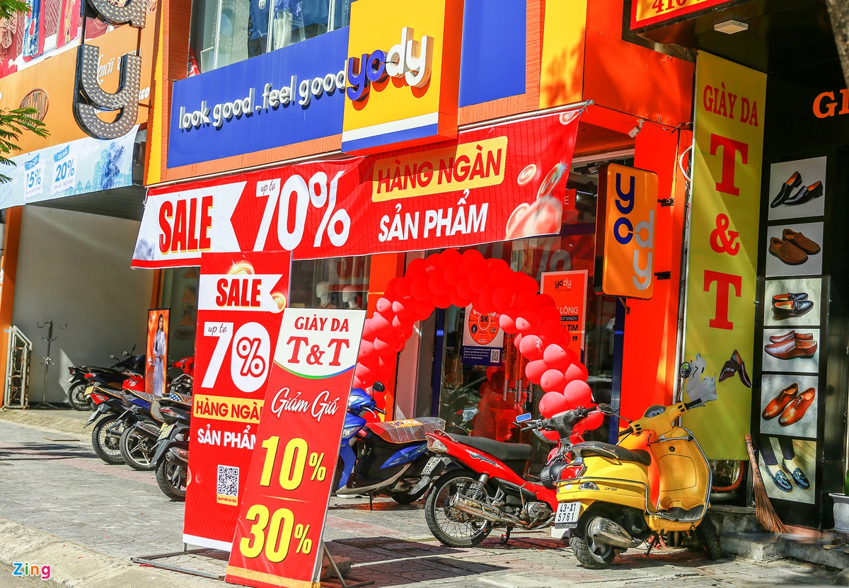 Phố thời trang ở Đà Nẵng giảm giá đến 70% vẫn ế ẩm - Ảnh 1.