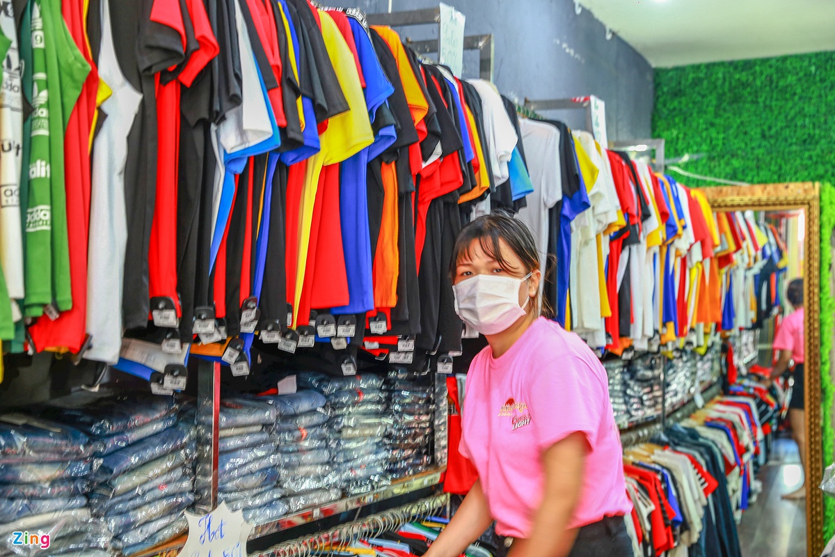 Phố thời trang ở Đà Nẵng giảm giá đến 70% vẫn ế ẩm - Ảnh 2.