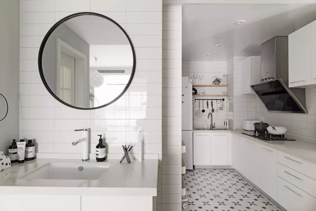 Cải tạo phòng tắm hiện đại với gam màu trắng - Ảnh 13.