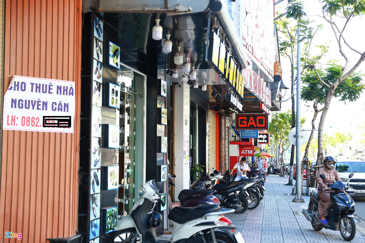 Phố thời trang ở Đà Nẵng giảm giá đến 70% vẫn ế ẩm - Ảnh 3.