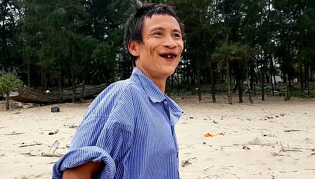 Biểu cảm của "người rừng Hồ Văn Lang" lần đầu tiếp xúc thế giới văn minh được truyền thông quốc tế đăng tải khiến nhiều người xúc động - Ảnh 3. Biểu cảm của "người rừng Hồ Văn Lang" lần đầu tiếp xúc thế giới văn minh được truyền thông quốc tế đăng tải khiến nhiều người xúc động - Ảnh 3.