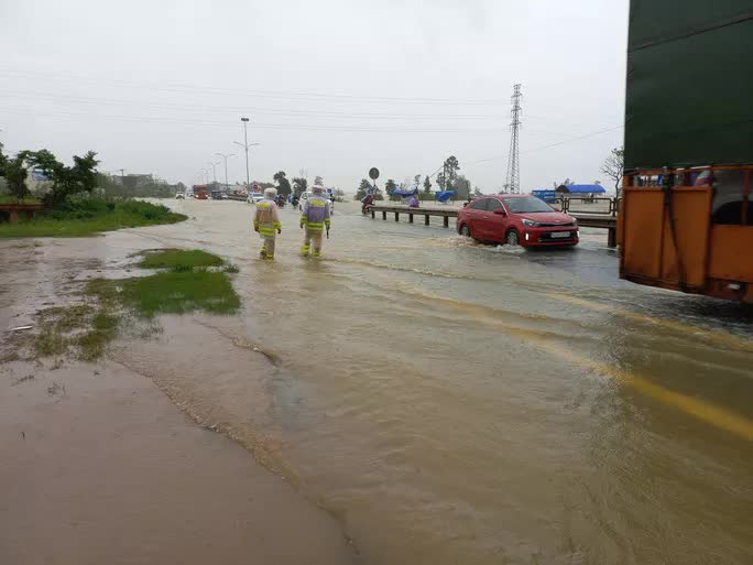 Lũ lụt miền Trung: Mưa xối xả, nước lũ băng qua Quốc lộ 1 ở Quảng Nam