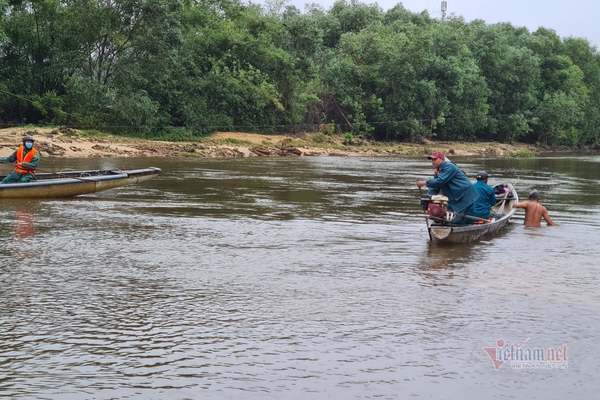 Bố cùng con trai 8 tuổi ở Quảng Trị rơi xuống sông tử vong - Ảnh 2.