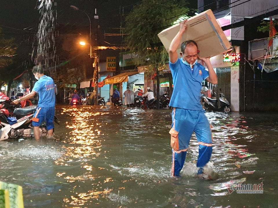 Sài Gòn mưa lớn chiều cuối tuần, nhiều nơi ngập nặng - Ảnh 9.