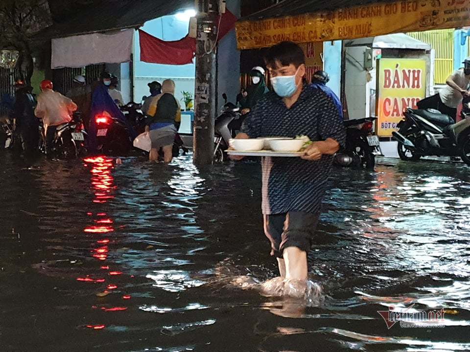 Sài Gòn mưa lớn chiều cuối tuần, nhiều nơi ngập nặng - Ảnh 8.