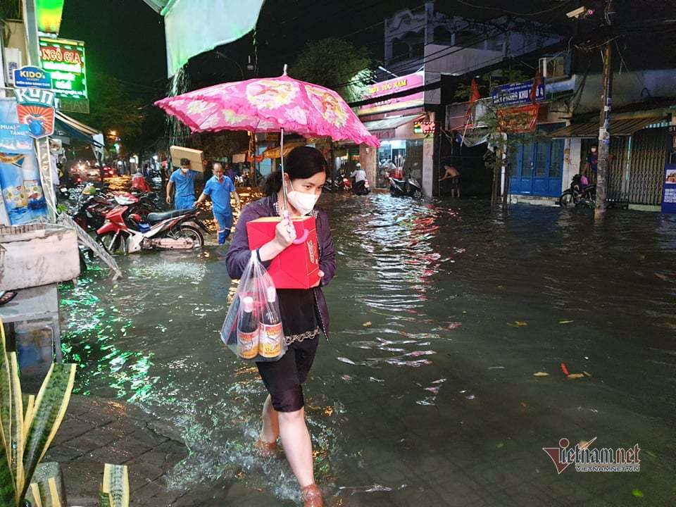 Sài Gòn mưa lớn chiều cuối tuần, nhiều nơi ngập nặng - Ảnh 7.