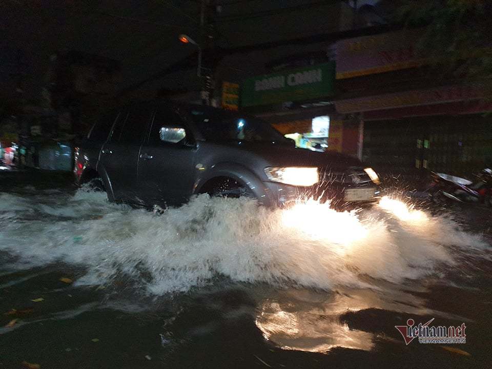 Sài Gòn mưa lớn chiều cuối tuần, nhiều nơi ngập nặng - Ảnh 5.