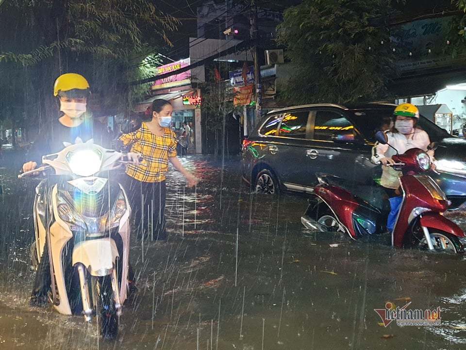 Sài Gòn mưa lớn chiều cuối tuần, nhiều nơi ngập nặng - Ảnh 13.