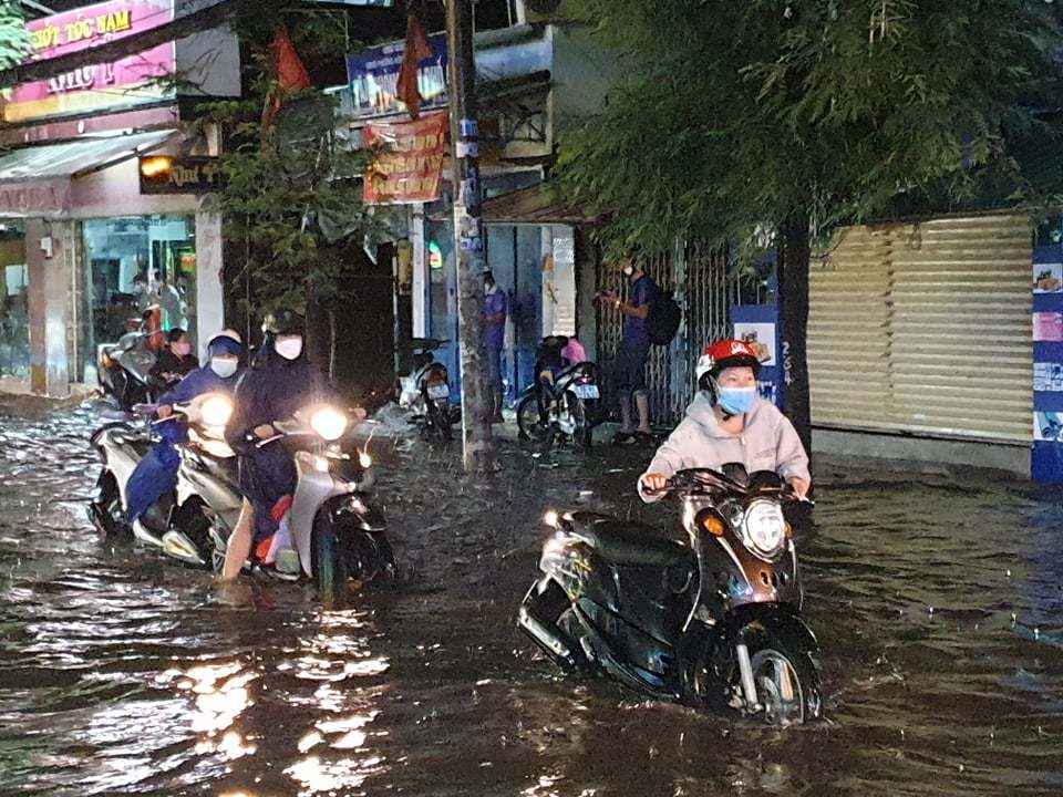 Sài Gòn mưa lớn chiều cuối tuần, nhiều nơi ngập nặng - Ảnh 12.