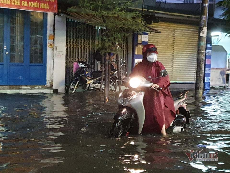 Sài Gòn mưa lớn chiều cuối tuần, nhiều nơi ngập nặng - Ảnh 6.