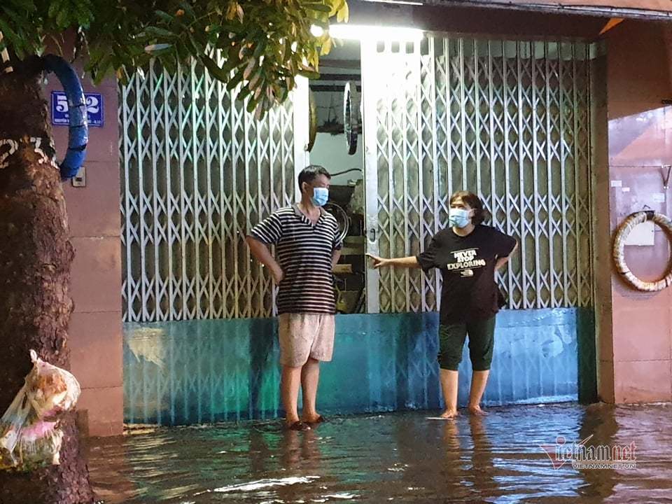 Sài Gòn mưa lớn chiều cuối tuần, nhiều nơi ngập nặng - Ảnh 11.