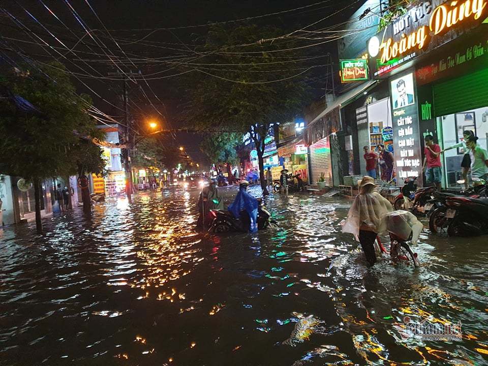 Sài Gòn mưa lớn chiều cuối tuần, nhiều nơi ngập nặng - Ảnh 2.