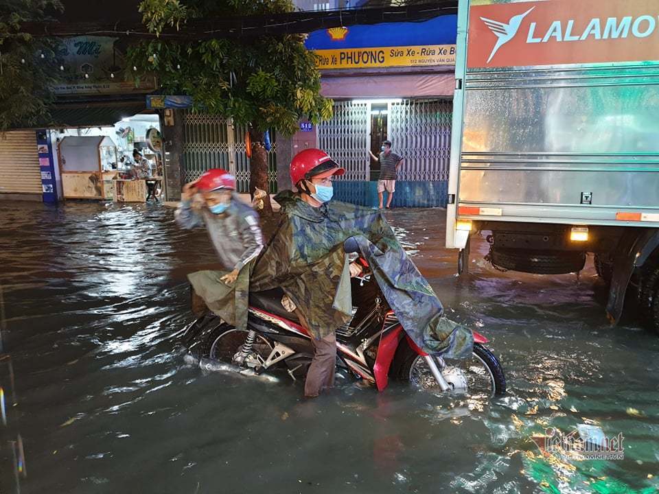 Sài Gòn mưa lớn chiều cuối tuần, nhiều nơi ngập nặng - Ảnh 3.