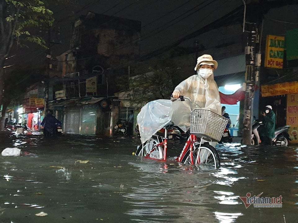 Sài Gòn mưa lớn chiều cuối tuần, nhiều nơi ngập nặng - Ảnh 4.