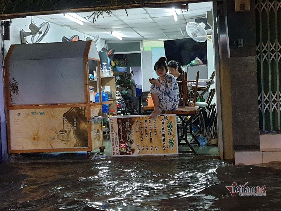 Sài Gòn mưa lớn chiều cuối tuần, nhiều nơi ngập nặng - Ảnh 10.