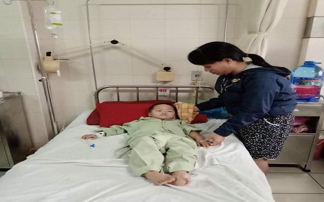 Xót xa nữ công nhân nghèo có con bị dị tật không hậu môn ở Thừa Thiên Huế - Ảnh 2.
