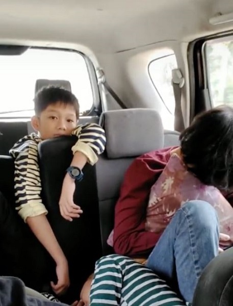 Ông bố lái xe 260km đưa con trai 18 tuổi đi hẹn hò lần đầu - Ảnh 1.
