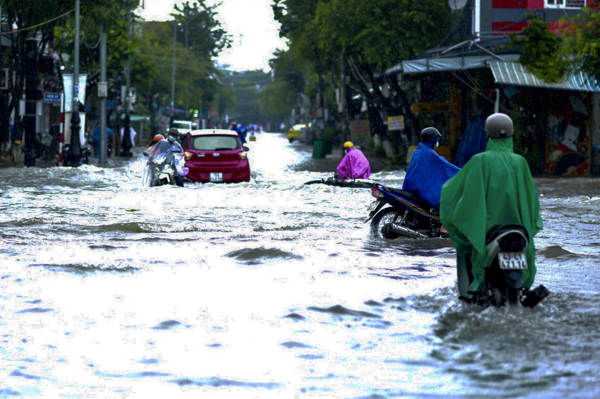 TP Quảng Ngãi: Đường sá ngập sâu, nhiều ôtô &quot;bơi&quot; giữa nước - Ảnh 5.