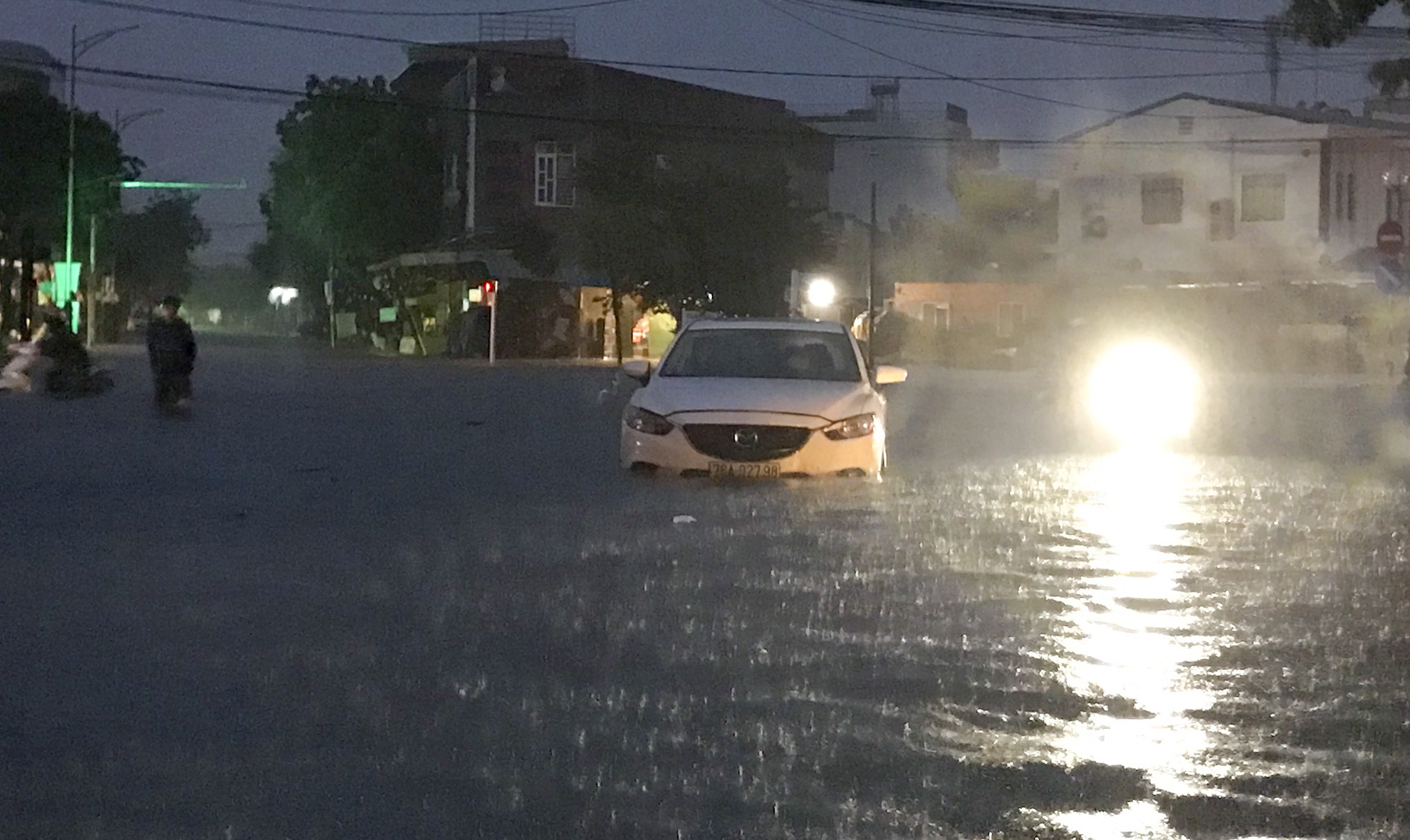 TP Quảng Ngãi: Đường sá ngập sâu, nhiều ôtô &quot;bơi&quot; giữa nước - Ảnh 2.