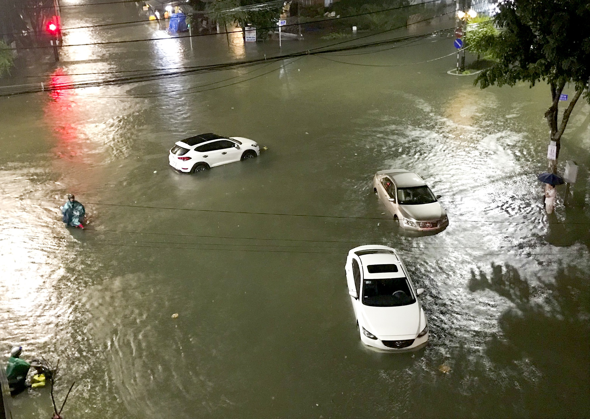 TP Quảng Ngãi: Đường sá ngập sâu, nhiều ôtô &quot;bơi&quot; giữa nước - Ảnh 1.