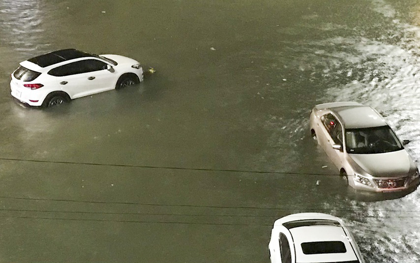 TP Quảng Ngãi: Đường sá ngập sâu, nhiều ôtô 'bơi' giữa nước