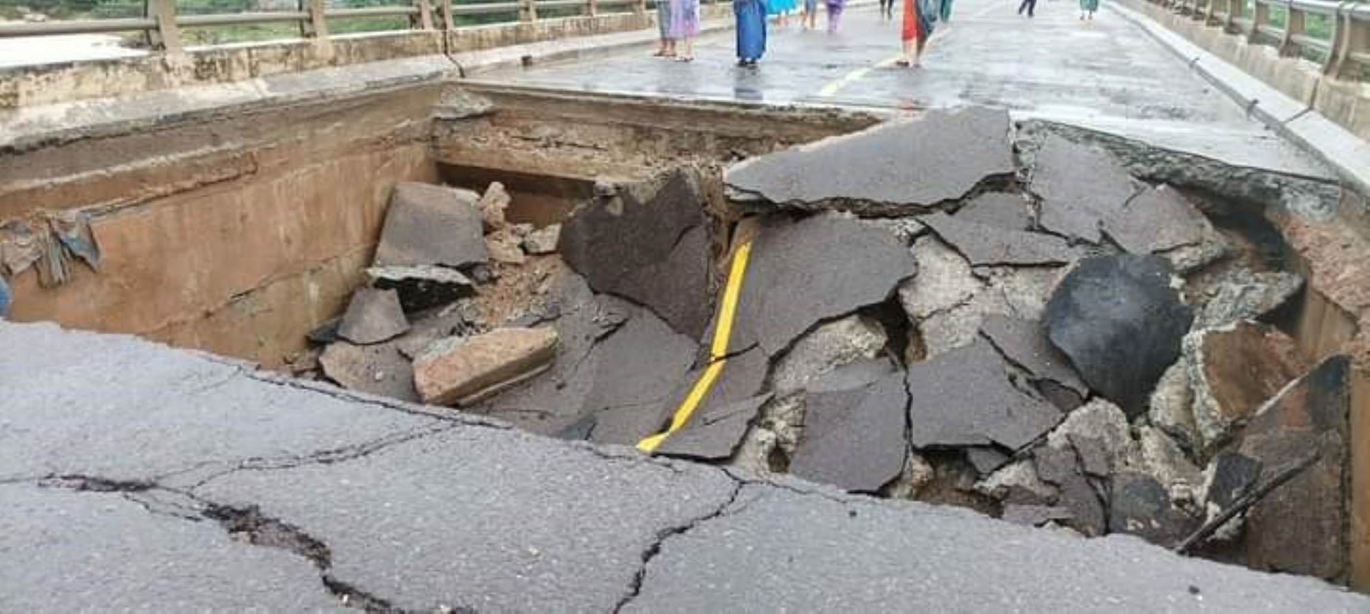 Cầu sập, giao thông qua Bình Định đi Phú Yên, các tỉnh Tây Nguyên bị tê liệt - Ảnh 3.
