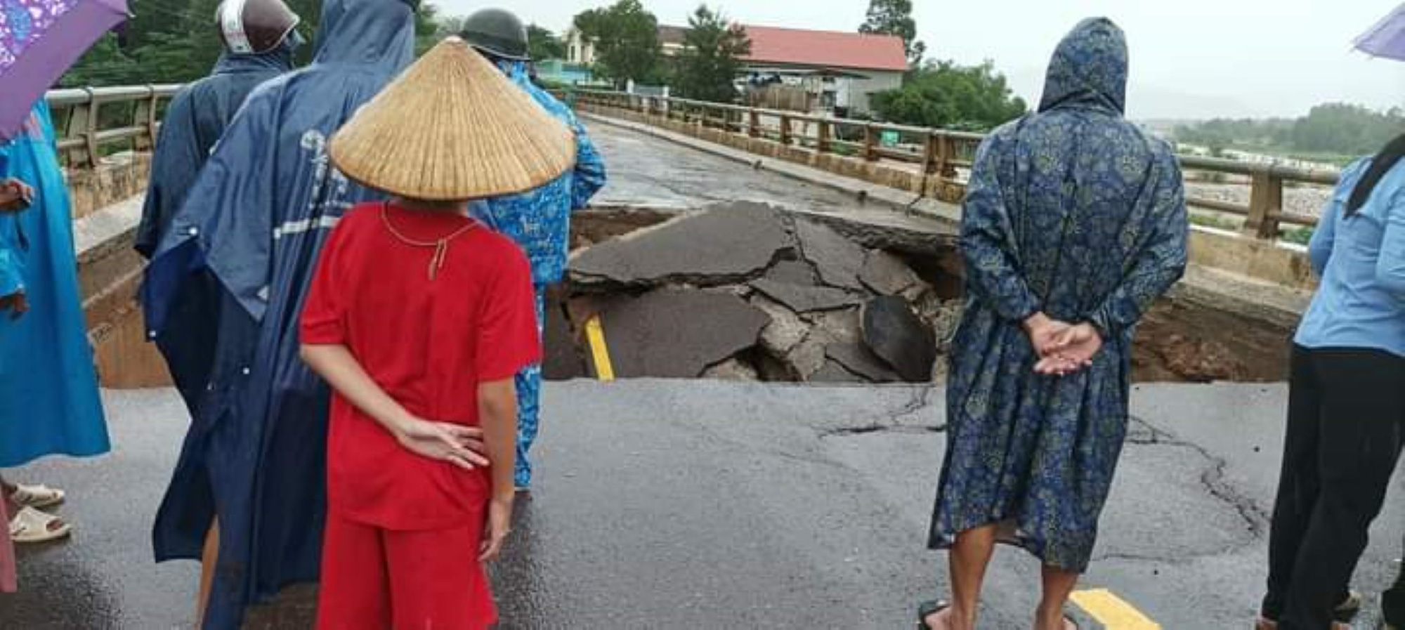 Cầu sập, giao thông qua Bình Định đi Phú Yên, các tỉnh Tây Nguyên bị tê liệt - Ảnh 1.