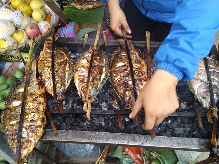 Cá suối nướng Tây Bắc, món ngon hút khách những ngày đầu thời tiết sang đông, tiểu thương bán ngày trăm con, chốt đơn không kịp - Ảnh 2.