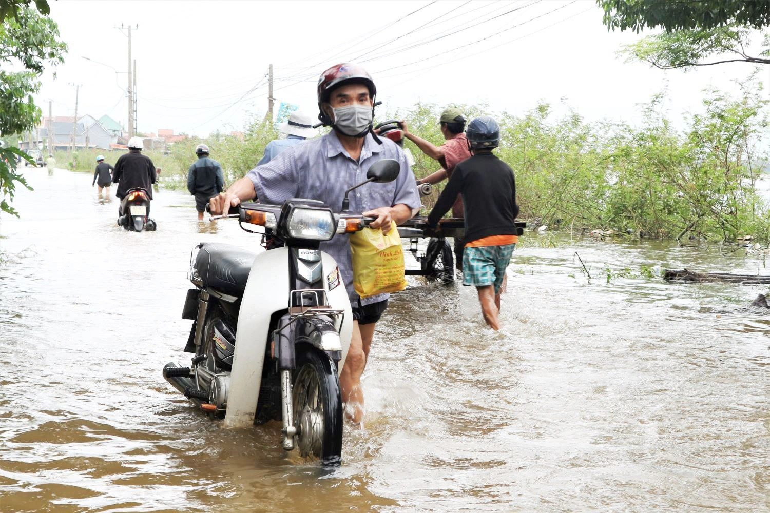 Lũ vẫn dâng cao, xe bò &quot;cõng&quot; xe máy vượt biển nước - Ảnh 4.