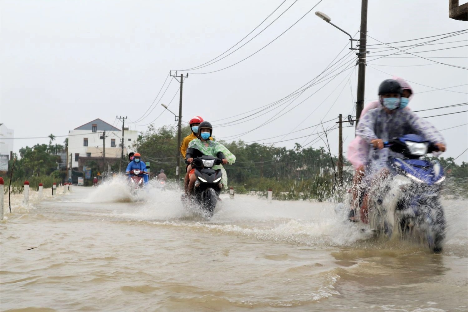 Lũ vẫn dâng cao, xe bò &quot;cõng&quot; xe máy vượt biển nước - Ảnh 6.