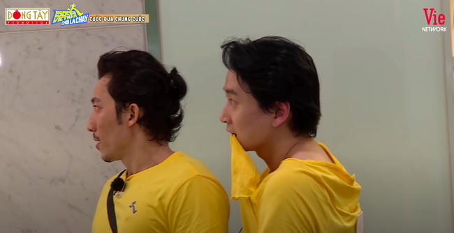 Running Man Vietnam: Karik bị xé rách áo lộ da trắng hơn con gái, Jun Phạm có cơ bắp ra sao mà gây sốc?