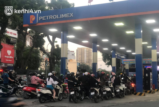 Hàng loạt cây xăng ở Hà Nội “thất thủ” vì dự đoán giá xăng tăng, người dân rồng rắn mang theo cả can đi mua