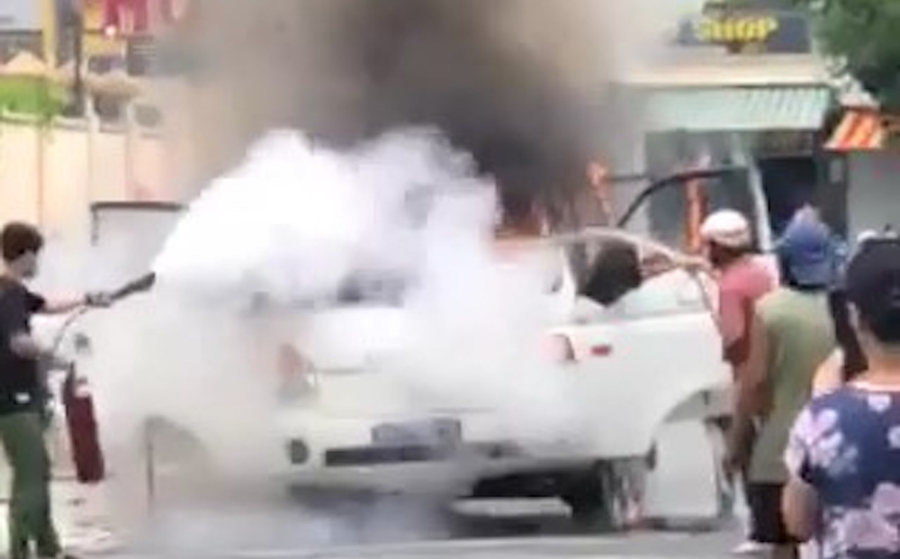 Xe chở phạm nhân ở TP HCM đang chạy thì phát hỏa kèm tiếng nổ - Ảnh 1. Xe chở phạm nhân ở TP HCM đang chạy thì phát hỏa kèm tiếng nổ - Ảnh 1.
