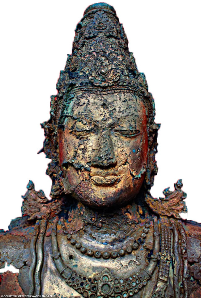 Mò mẫm đáy 'sông vàng', ngư dân phát hiện bức tượng Phật nạm ngọc trị giá chục tỷ đồng, mở đường tìm về quá khứ vương triều bí ẩn nhất thế giới