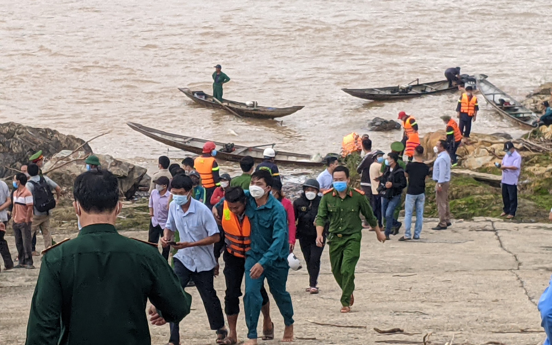 Quảng Trị: Giải cứu thành công Phó Giám đốc Sở cùng 6 người mắc kẹt trên sông