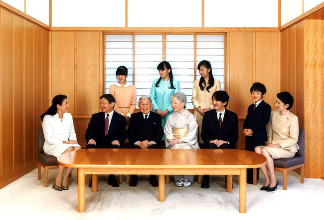 Sau hôn lễ Công chúa Mako, vì sao Hoàng gia Nhật rơi vào cuộc khủng hoảng nghiêm trọng? - Ảnh 2.