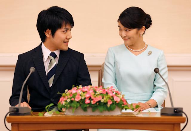 Chân dung chồng mới cưới của công chúa Nhật Bản: Hóa ra không phải vô cớ mà từ bỏ địa vị hoàng gia để kết hôn với &quot;hoàng tử&quot; giữa đời thường - Ảnh 2.