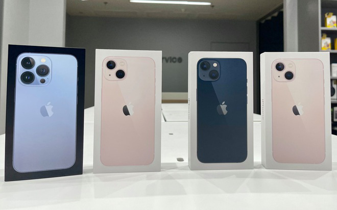 iPhone 13 xách tay 'bay giá' hơn 10 triệu đồng chỉ sau vài ngày hàng chính hãng lên kệ