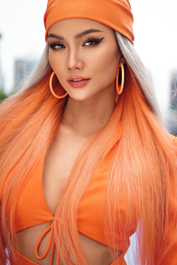 Hoa hậu H\'Hen Niê đẹp bá cháy với set đồ màu cam cắt xẻ bốc lửa