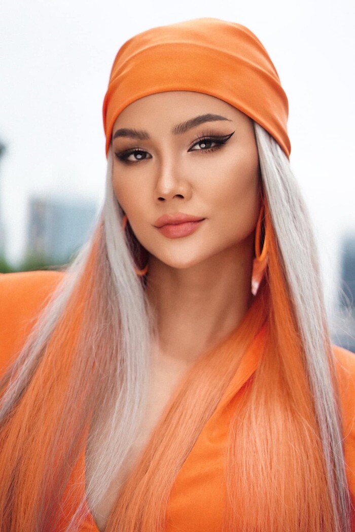 Hoa hậu H'Hen Niê đẹp bá cháy với set đồ màu cam cắt xẻ bốc lửa - Ảnh 3.