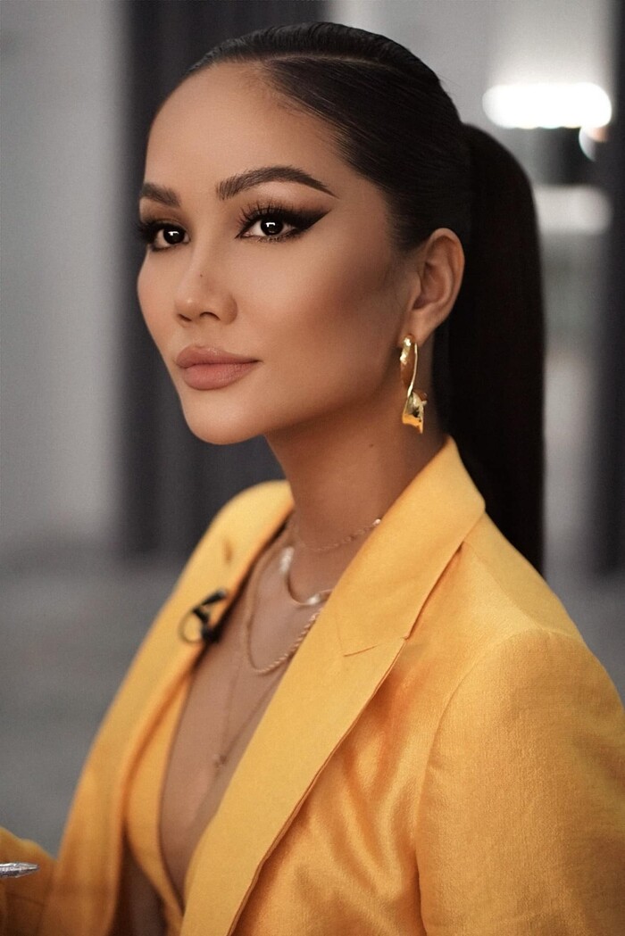 Hoa hậu H'Hen Niê đẹp bá cháy với set đồ màu cam cắt xẻ bốc lửa - Ảnh 5.