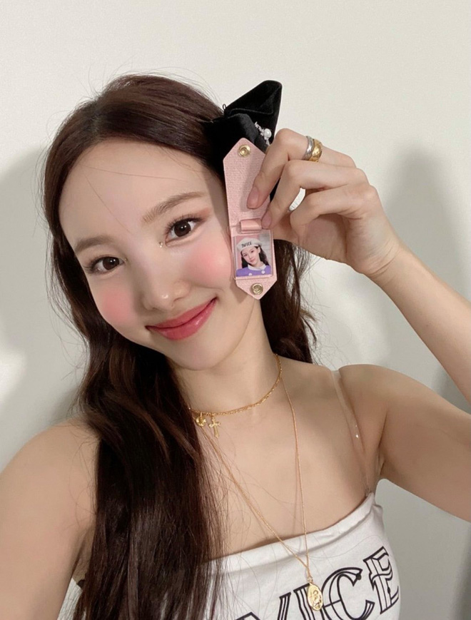 Hoảng hồn vì style makeup của Nayeon (Twice): Dọa ma với má cà chua nhưng lại tối giản 1 điều quan trọng - Ảnh 7.