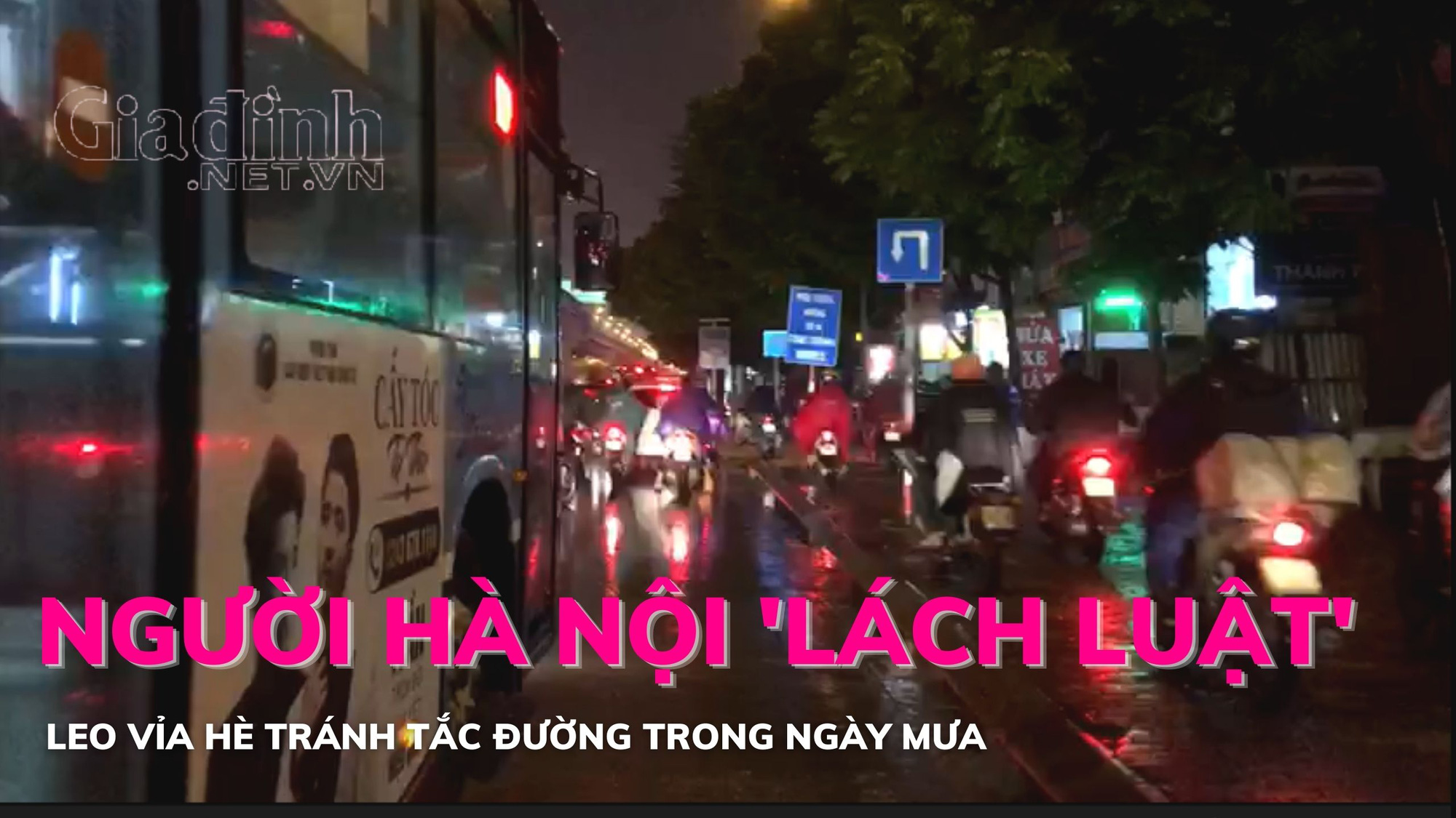 Hà Nội: Người dân 'lách luật' leo vỉa hè tránh tắc đường trong ngày mưa lạnh