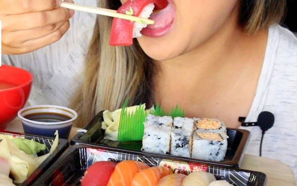 Bất ngờ hành động triệu người làm như một thói quen lại bị cấm kỵ trên bàn ăn người Nhật